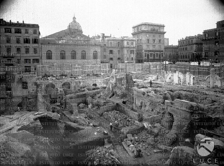 Largo di Torre Argentina durante le demolizioni, 1928