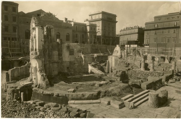 Largo di Torre Argentina durante le demolizioni