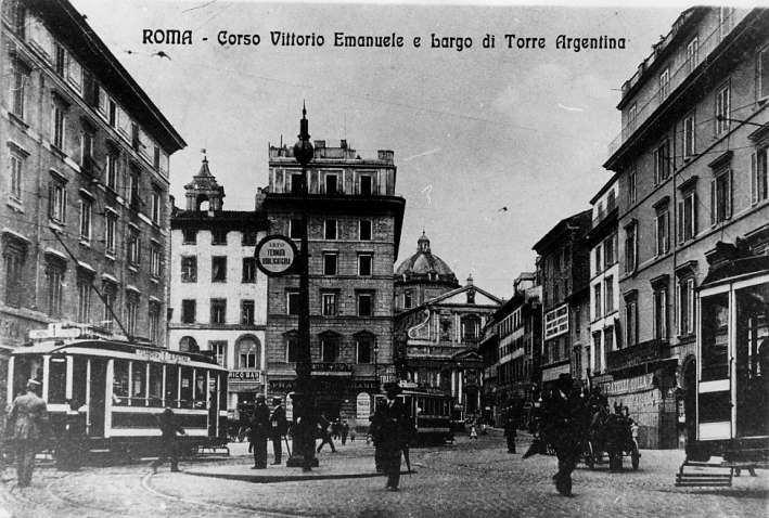 Largo di Torre Argentina fine 1800, con gli edifici sulla destra ancora non demoliti